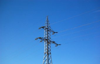 Електрически стълб подпали паркирана кола в Търново