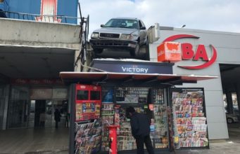 Зрелищно: автомобил падна върху павилион във Велико Търново