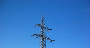 Електрически стълб подпали паркирана кола в Търново