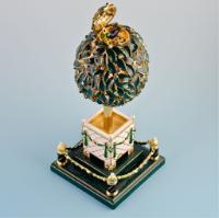 „Портокалово яйце” (The Orange Tree (Bay Tree) Egg), създадено през 1911 г., с украса от розови диаманти. Цената му днес е към 15 млн. долара.