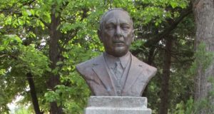 Атанас Буров: "Народът е с всеки, който държи калъча… Народът е стадо."