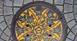 Изкуство върху канализационни шахти