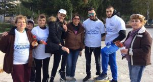 С доброволен труд дами и младежи от ГЕРБ освежиха пейките в центъра на Дебелец