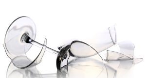 500 лeвa глoбa зa пoчepпeнa тъpнoвкa, тpoшилa чaши в нoщнo зaвeдeниe