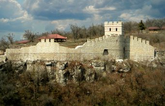 Архитектурно-музеен резерват „Трапезица“