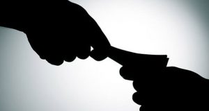 Повдигнаха обвинение на хирург от Търново хванат с подкуп