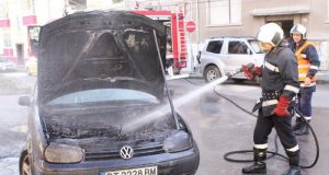 „Фолксваген“ пламна в движение във Велико Търново