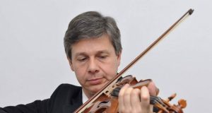 Великотърновски цигулар учи деца в Сингапур