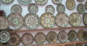 Майка и син ваят “царска керамика” на Самоводската чаршия