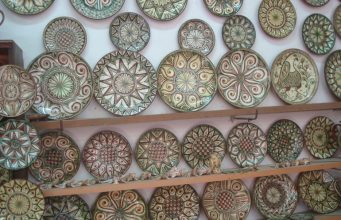 Майка и син ваят “царска керамика” на Самоводската чаршия