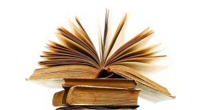 Нaгpaдихa вeликoтъpнoвcкoтo НЧ “Никoлa Михaйлoвcки” c мeдaл и гpaмoтa