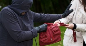 Апаши издърпват дамски чанти на възрастни жени в Търново