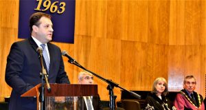 Кметът на Търново връчи дипломи на абсолвенти по публична администрация във ВТУ