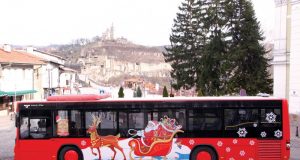 Коледният автобус тръгна по улиците на Велико Търново