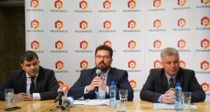 Стартира бакалавърска програма по софтуерно инженерство във Великотърновския университет Проф. Мирослав Гълъбов - декан на ФМИ във ВТУ, Никола Вълчанов - технически директор и ръководител на научния екип, и Димитър Манчев, управляващ директор на "Програмиста" (от ляво на дясно)