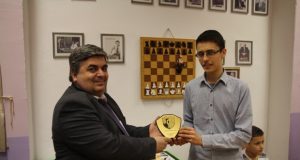 Шахматистът Емил Стефанов с награда за най-прогресиращ състезател на “Етър”