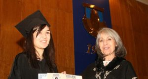 Вицепрезидентът Маргарита Попова приветства абсолвентите от Стопанския факултет на Великотърновския университет