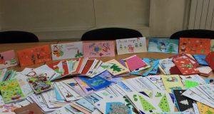 Деца от града изработиха 700 картички за Коледа и Нова година