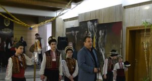 Коледари пожелаха здраве и спорна година на търновската управа