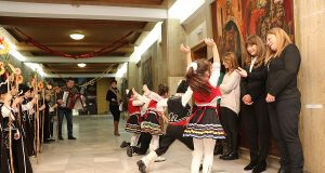 Коледарска дружина от детска градина „Ален мак” хортуваха за здраве и късмет