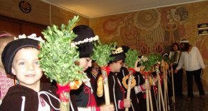 Коледарчета от детска градина „Слънчев дом” посетиха Областна администрация