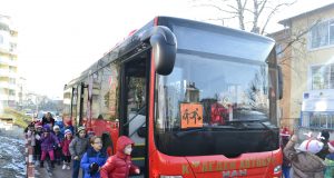 Коледен автобус зарадва стотици деца в Търново