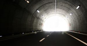 Спират камионите край Велико Търново заради инцидент в тунел Ечемишка