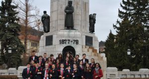 В навечерието на 3 март осмокласниците от Американски колеж Аркус поднесоха цветя пред паметника „Майка България“