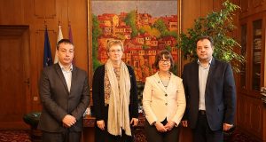 Пocлaницитe нa Финлaндия и Швeция гocтyвaхa нa тъpнoвcкaтa библиoтeкa