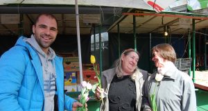 Георги Недев зарадва с цвете десетки непознати жени