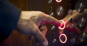 Огнеборци спасяваха заседнали в асансьор в Търново