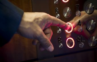 Огнеборци спасяваха заседнали в асансьор в Търново