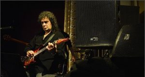 Бен Крос е разказвачът в рок операта “Нострадамус”