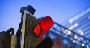 Интензивно, но без задръствания е движението в града, улица „Васил Левски“ остава отворена за двупосочно движение