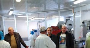 Повече от час Евгени Стоев и Нейко Генчев разговаряха с работещи във фирма „Стефанов“