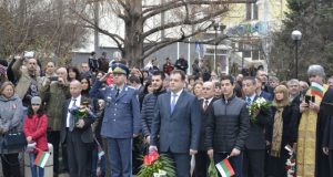 Велико Търново почете героите на България с едновременно полагане на цветя пред единадесет паметника