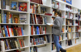 „Селфи с книга“ ще насърчава младите да четат