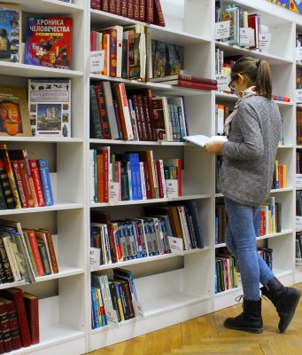 „Селфи с книга“ ще насърчава младите да четат