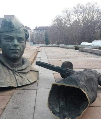 На бунището на историята